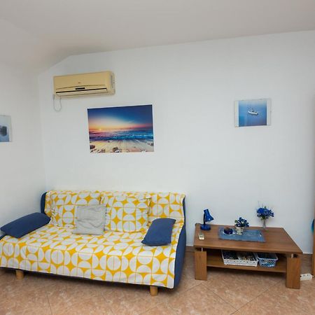 Apartment Rb Omisalj Bagian luar foto