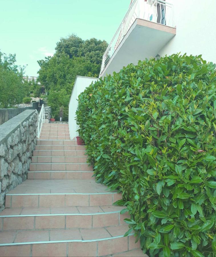 Apartment Rb Omisalj Bagian luar foto