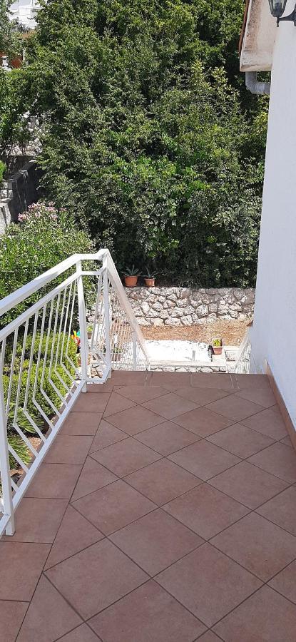 Apartment Rb Omisalj Bagian luar foto