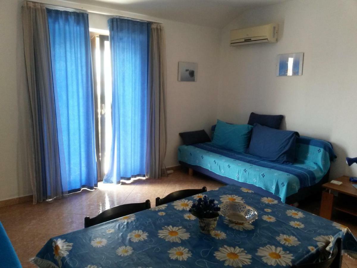 Apartment Rb Omisalj Bagian luar foto